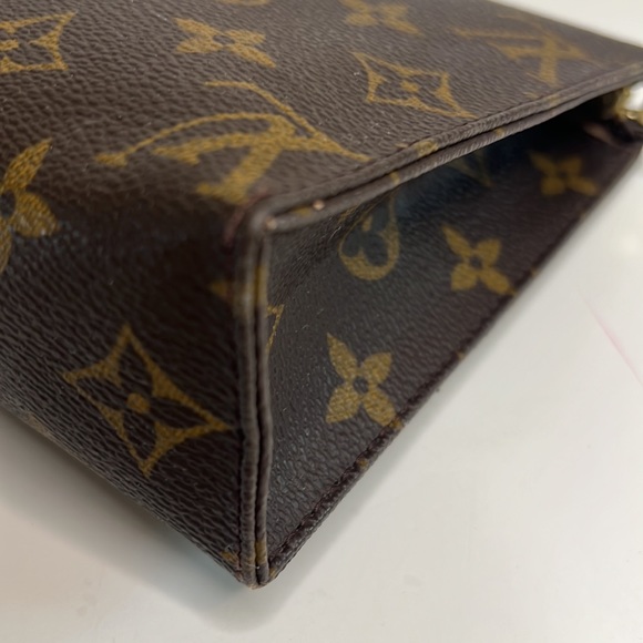 SOLD. Louis Vuitton Toiletry 19 pouch monogram - Picture 6 of 13